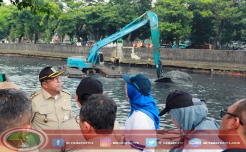 Tinjau Pengerukan Kali Krukut di Hari Pertama Kerja, Wagub Rano: Harus Ada Perubahan dalam Antisipasi Banjir