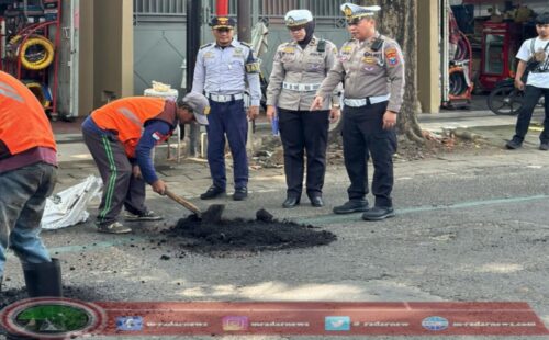 Implementasikan Program Mahameru, Satlantas Polresta Banyuwangi Bersama Dinas Instansi Terkait Gercep Perbaiki Jalan Rusak di Banyuwangi