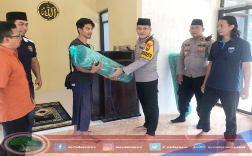 Peduli Mushola: Polresta Banyuwangi Salurkan Bantuan kepada Mushola Nurul Jannah di Banyuwangi