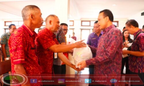 Sekda Dewa Indra Serahkan Bantuan Sembako bagi PNS Golongan I dan II Masuki Masa Pensiun