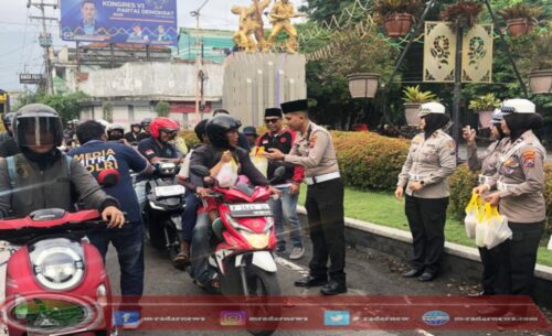 Momen Ramadan 1446 H, Satlantas Polresta Banyuwangi Gandeng KJJT Berbagi Takjil Sambil Sosialisasi Keselamatan Berlalu Lintas di Banyuwangi
