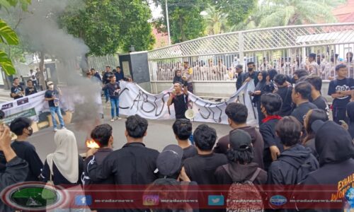 Aksi Demo Tolak UU TNI, Polisi dan Mahasiswa Saling Dorong Pintu Pagar Utama Kantor DPRD Banyuwangi di Banyuwangi