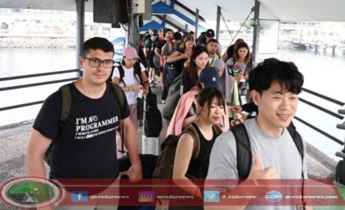Wisman Ramaikan Arus Mudik Lebaran 2025 di Pelabuhan ASDP Ketapang Banyuwangi