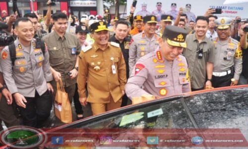 Pantau Arus Mudik di GT Kalingkung, Kapolri Sapa Pemudik dan Sampaikan Pesan Utamakan Keselamatan