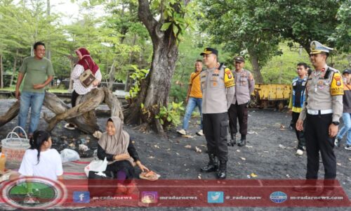 Libur Lebaran 2025: Kapolresta Banyuwangi Tinjau Destinasi Wisata, Sapa Wisatawan dengan Humanis di Banyuwangi
