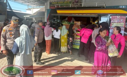 Wujud Nyata Kehadiran Polri, Polresta Banyuwangi Gelar Program “Mayur Kamtibmas” Berbagi Sembako Sambil Edukasi di Banyuwangi