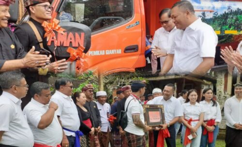 Bupati Mahayastra Serahkan 2 Unit Truk Sampah dan Bantuan Dana Hibah