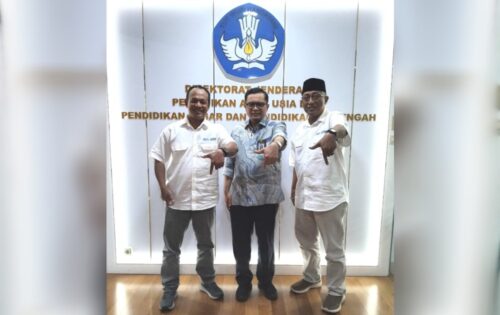 Dari kanan; Ketua Sokip S.H.,M.H., Dirjen Pendidikan Anak Usia Dini, Pendidikan Dasar, dan Pendidikan Menengah Gogot Suharwoto, S.Pd., M.Ed., Ph.D., dan Sekretaris Tarmuji, S.Pd., M.I.Kom. (Foto: dok/smsijatim)