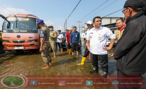 Tinjau Kondisi Banjir Rob di Jalan Pantura Demak, Wagub Jateng Minta Segera Dituntaskan