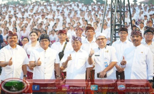 Serahkan SK Pengangkatan CPNS dan PPPK 2024, Gubernur Koster: Kerja Disiplin dan Integritas Dukung Visi Nangun Sat Kerthi