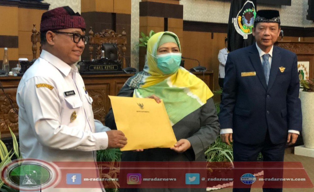 Wabup Mujiono Sampaikan Nota Pengantar Perubaan KUA-PPS APBD 2025 pada Rapat Paripurna DPRD Banyuwangi di Banyuwangi