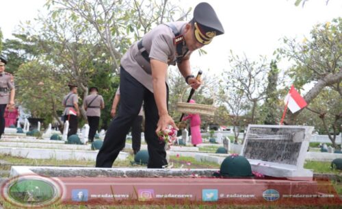 Peringati Hari Bhayangkara ke-79, Kapolresta Banyuwangi Pimpin Ziarah Rombongan di TMP Wisma Raga Satria di Banyuwangi