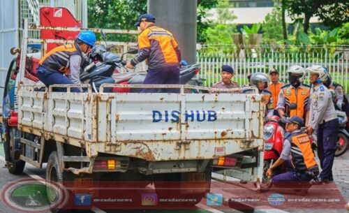 Tindak Tegas, Sudinhub Jaksel Tertibkan 17 Kendaraan Parkir Liar di Trotoar CSW Blok M