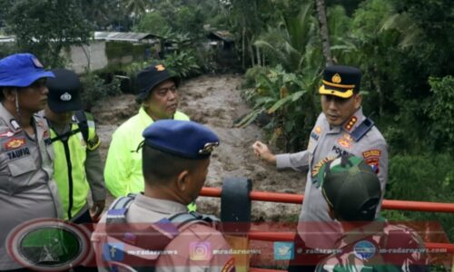 Kapolresta Banyuwangi Tinjau Langsung Lokasi Pencarian Pelajar Hanyut di Sungai Badeng di Banyuwangi