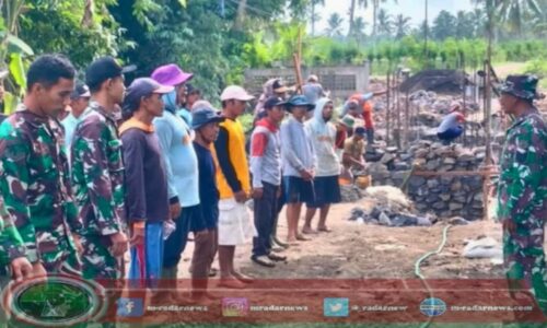 Jelang Pembukaan TMMD ke-125, Babinsa Kodim 0825/Banyuwangi Bangun Pagar Rumah Warga Kurang Mampu di Banyuwangi