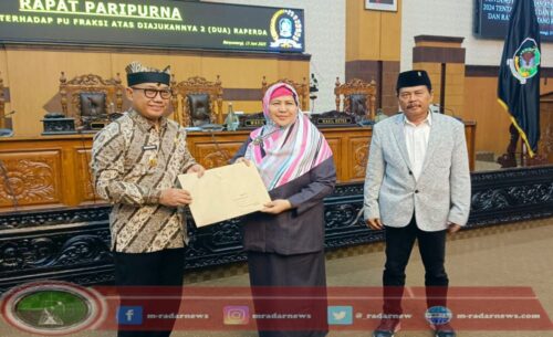 Eksekutif Berikan Penjelasan Ranperda RPJMD 2025-2029 Kabupaten Banyuwangi pada Rapat Paripurna DPRD Banyuwangi di Banyuwangi