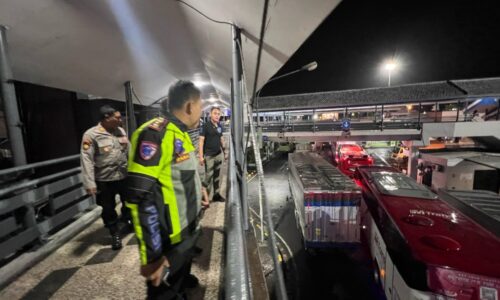 Respon Cepat Polresta Banyuwangi Atasi Lonjakan Kendaraan di Kawasan Pelabuhan ASDP Ketapang di Banyuwangi