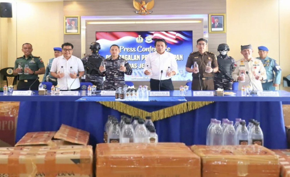 Pangkalan TNI Angkatan Laut (Lanal) Banyuwangi, menggelar konferensi pers penggagalan penyelundupan ribuan botol minuman keras (miras) jenis arak tanpa cukai di Pelabuhan ASDP Ketapang, di Wisma Bahari, Markas Komando Lanal Banyuwangi, pada Senin (28/07/2025). (Foto: dok/istimewa)