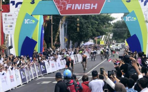 Hujan Deras dan Tanjakan Menantang Picu Persaingan Sengit: Carter Bettles Juara Etape 3 TdBI 2025 di Banyuwangi