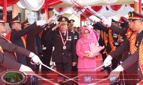 Sebagai Bentuk Penghormatan dan Apresiasi, Polresta Banyuwangi Gelar Tradisi Pedang Pora Wisuda Purnabakti di Banyuwangi