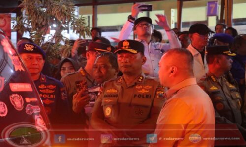 Kapolda Jatim, Menhub, dan Kakorpolairud Tinjau Korban KMP Tunu Pratama Jaya di Pelabuhan Ketapang di Banyuwangi