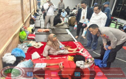 Kapolresta Banyuwangi Bersama GM ASDP Bagikan Puluhan Selimut dan Matras untuk Keluarga Korban di Pelabuhan Ketapang di Banyuwangi