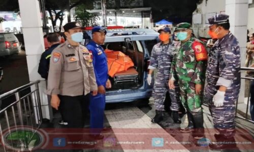 Anggota Koramil Muncar Evakuasi Jenazah Diduga Korban Tragedi KMP Tunu Pratama Jaya di Perairan Selat Bali di Banyuwangi