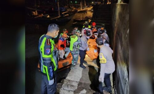 Kapolresta Banyuwangi Terjun Langsung Evakuasi Satu Jenazah Tanpa Identitas Korban KMP Tunu Pratama Jaya di Banyuwangi
