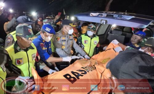 Kapolresta Banyuwangi Pimpin Evakuasi Jenazah Diduga Korban KMP Tunu Pratama Jaya di Teluk Banyubiru di Banyuwangi