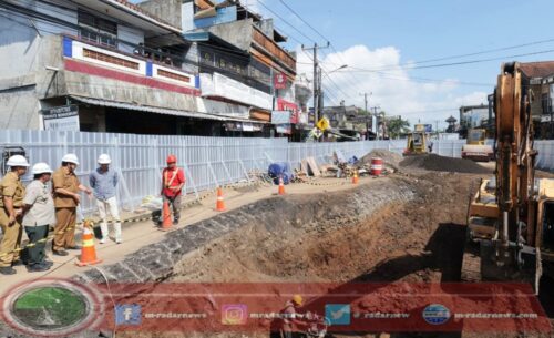 Wabup Tabanan Tinjau Sejumlah Titik Perbaikan Jalan hingga Kebersihan Pasar