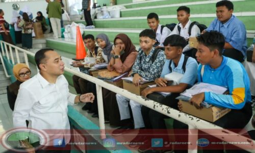 Pemkot Surabaya Bagikan Perlengkapan Sekolah Gratis Kepada 6.144 Siswa SMA/SMK dan MA