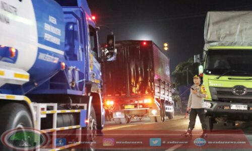 Kapolresta Banyuwangi Turun Langsung Urai Kepadatan Arus Kendaraan di Pelabuhan Ketapang di Banyuwangi