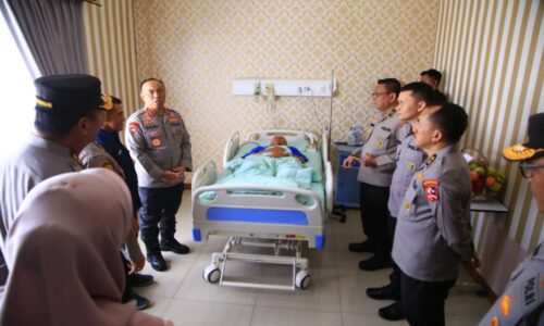Jenguk Personel Terluka Saat Amankan Unjuk Rasa, Wakapolri Berikan Motivasi dan Dukungan Moril 
