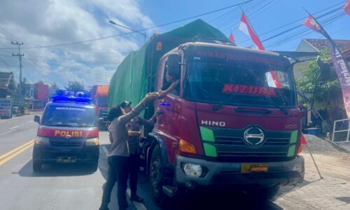 Polresta Banyuwangi Peduli, Bagikan Nasi Kotak kepada Sopir yang Antre di Jalur Ketapang di Banyuwangi