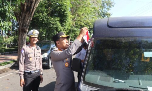 Sambut HUT ke-80 Kemerdekaan RI, Polresta Banyuwangi Bagikan Bendera kepada Pengendara di Banyuwangi