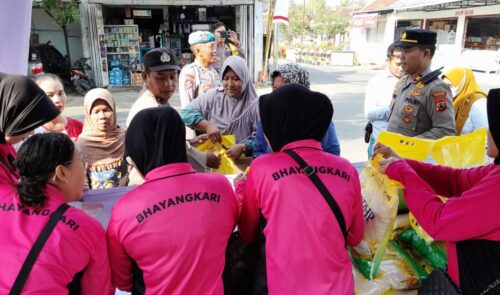 Polresta Banyuwangi dan Polsek Jajaran Bersama Bulog Gelar GPM Serentak, Salurkan Puluhan Ton Beras di Banyuwangi