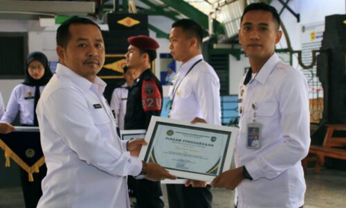 Berhasil Gagalkan Penyelundupan Narkoba di Dalam Lapas, 5 Pegawai Terima Penghargaan dari Kalapas Banyuwangi  di Banyuwangi