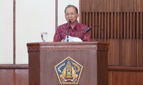 Jawab Pandangan Fraksi DPRD, Gubernur Bali Dorong Harmonisasi Hukum Lewat Raperda Bale Kerta Adhyaksa