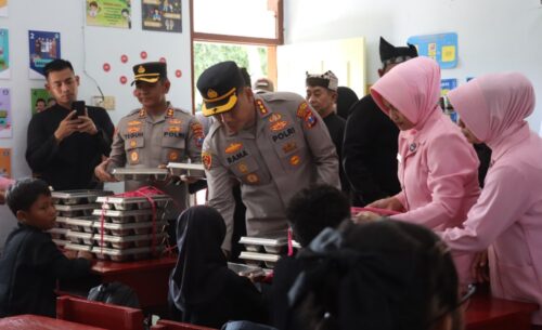 Polresta Banyuwangi Bagikan Makanan Bergizi Gratis di Sejumlah Sekolah Penerima Manfaat di Banyuwangi