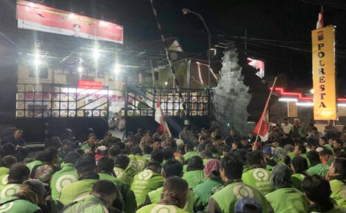 Wujud Duka Cita, Ratusan Driver Ojol Banyuwangi Gelar Aksi Doa Bersama di Depan Mapolresta di Banyuwangi
