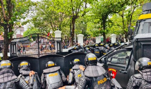 Demo di Depan Kantor Bupati Pati Berakhir Ricuh, 34 Luka dan 11 Provokator Diamankan