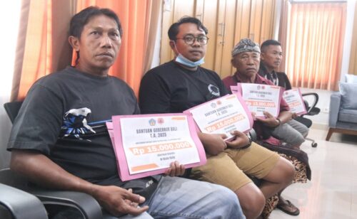 Pemprov Bali Serahkan Santunan kepada 12 Keluarga Korban Banjir Bandang