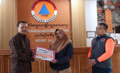 Wujud Perhatian dan Solidaritas, Sekda Bali Serahkan Santunan kepada Ahli Waris Korban Banjir
