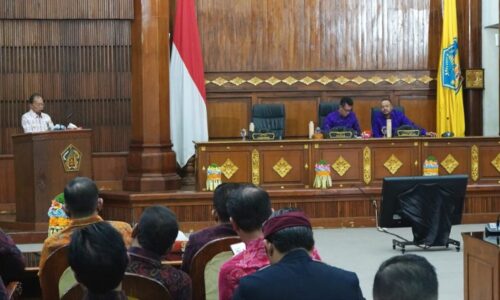 Gubernur Koster Sampaikan Raperda APBD Berencana 2026 dan Penyertaan Modal Pusat Kebudayaan Bali pada Rapat Paripurna