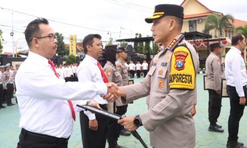 Kapolresta Banyuwangi Berikan Penghargaan Kepada 43 Personel Berprestasi di berbagai Bidang di Banyuwangi