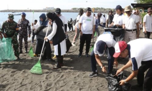 Dalam Rangka World Cleanup Day, Bupati Ipuk Bersama Warga Bersihkan Sampah di Pantai Seranite di Banyuwangi