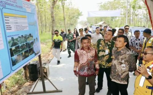 Dianggarkan Rp15,394 Miliar, Gubernur Jateng Tinjau Perbaikan Jalan Todanan–Ngawen di Blora