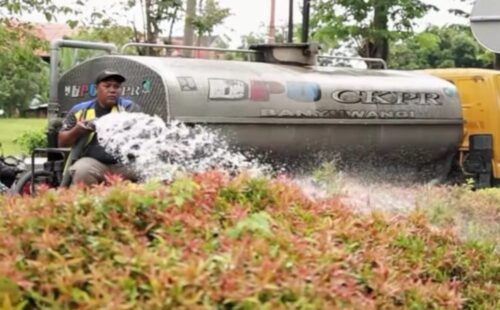 Wujudkan Kota Hijau, DPU CKPP Banyuwangi Gencar Rawat Taman di Sepanjang Jalur Kota di Banyuwangi