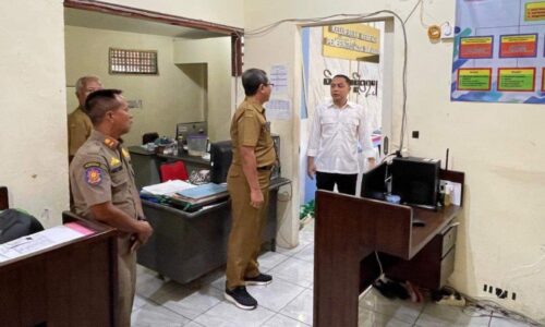 Sidak di Kelurahan Kebraon, Wali Kota Eri Beri Peringatan Keras Oknum Pegawai Terlibat Pungli Adminduk