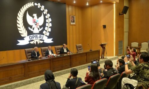 Konferensi Pers: Pimpinan DPR RI Jawab 17+18 Tuntutan Rakyat